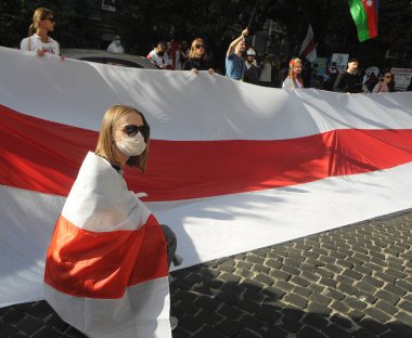 Protestocular, Belarus 'un tarihi beyaz-beyaz bayraklarını Kiev' deki Beyaz Rusya büyükelçiliği önünde düzenlenen bir gösteri sırasında tutuyorlar. , 20 Eylül 2020