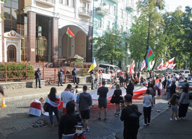 Protestocular, Belarus 'un tarihi beyaz-beyaz bayraklarını Kiev' deki Beyaz Rusya büyükelçiliği önünde düzenlenen bir gösteri sırasında tutuyorlar. , 20 Eylül 2020