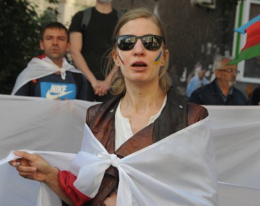 Protestocular, Belarus 'un tarihi beyaz-beyaz bayraklarını Kiev' deki Beyaz Rusya büyükelçiliği önünde düzenlenen bir gösteri sırasında tutuyorlar. , 20 Eylül 2020