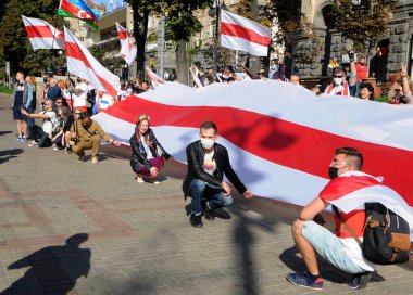 Protestocular, Belarus 'un tarihi beyaz-beyaz bayraklarını Kiev' deki Beyaz Rusya büyükelçiliği önünde düzenlenen bir gösteri sırasında tutuyorlar. , 20 Eylül 2020