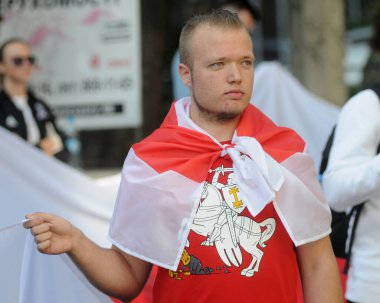 Protestocular, Belarus 'un tarihi beyaz-beyaz bayraklarını Kiev' deki Beyaz Rusya büyükelçiliği önünde düzenlenen bir gösteri sırasında tutuyorlar. , 20 Eylül 2020