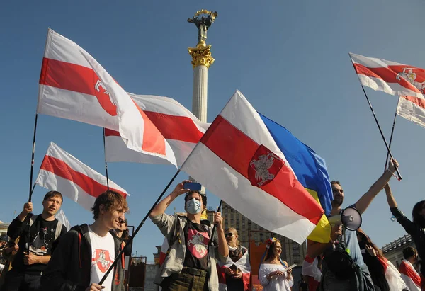 Gente Sostiene Banderas Históricas Blanco Rojo Blanco Bielorrusia Durante Una —  Fotos de Stock