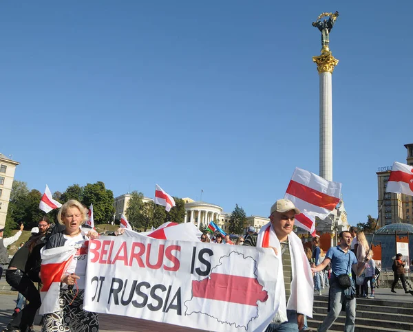 Gente Sostiene Banderas Históricas Blanco Rojo Blanco Bielorrusia Durante Una — Foto de Stock