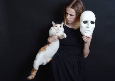 sarışın kız bir kedi holding