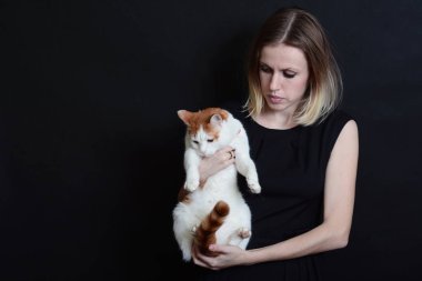 sarışın kız bir kedi holding