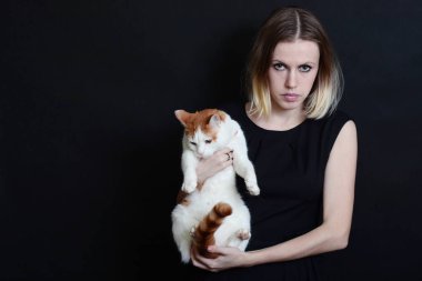 sarışın kız bir kedi holding