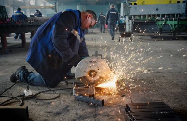 Barnaul, Rusya Federasyonu-5 Şubat 2018. İşçi metal Beton ürünler fabrikada keser.