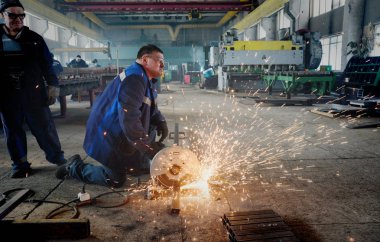 Barnaul, Rusya Federasyonu-5 Şubat 2018. İşçi metal Beton ürünler fabrikada keser.