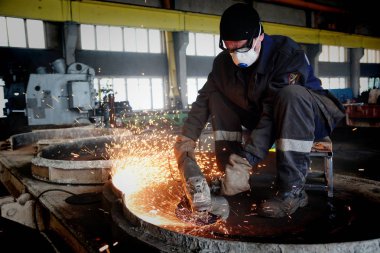 Barnaul, Rusya Federasyonu-5 Şubat 2018. İşçi metal Beton ürünler fabrikada keser.