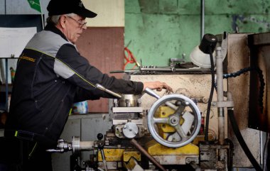 Barnaul, Rusya Federasyonu-5 Şubat 2018. İşçi metal Beton ürünler fabrikada keser.