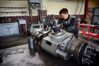 Barnaul, Rusya Federasyonu-5 Şubat 2018. İşçi metal Beton ürünler fabrikada keser.