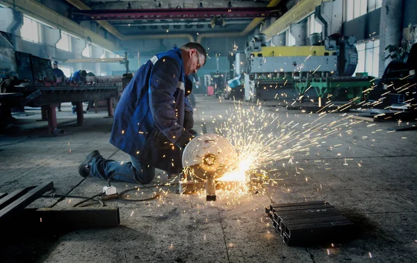 Barnaul Russia Febbraio 2018 Lavoratore Taglia Metallo Nello Stabilimento Prodotti — Foto Stock