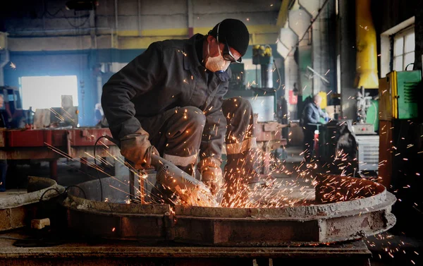 Barnaul Rússia Fevereiro 2018 Trabalhador Corta Metal Fábrica Produtos Concreto — Fotografia de Stock