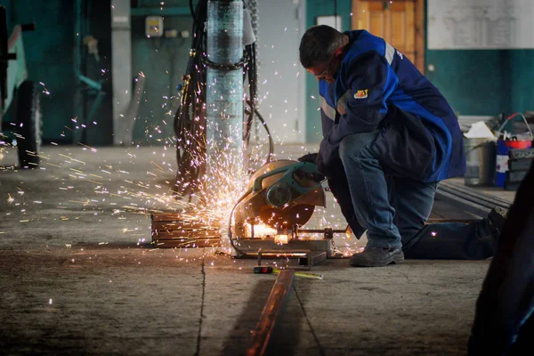 Barnaul, Rusya Federasyonu-5 Şubat 2018. İşçi metal Beton ürünler fabrikada keser.