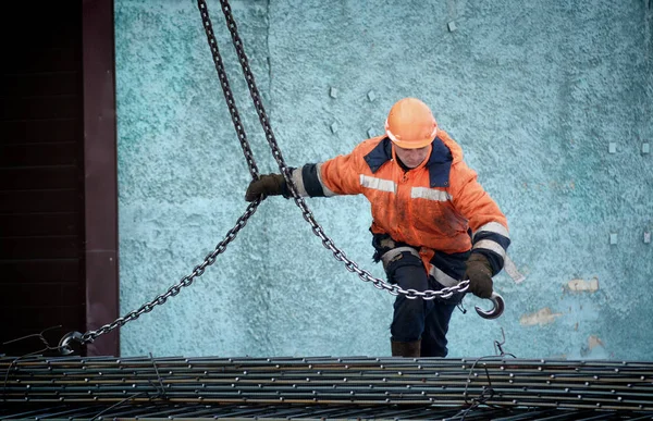 Barnaul Rusya Federasyonu Şubat 2018 Builder Bir Metal Yapı Bağlar — Stok fotoğraf