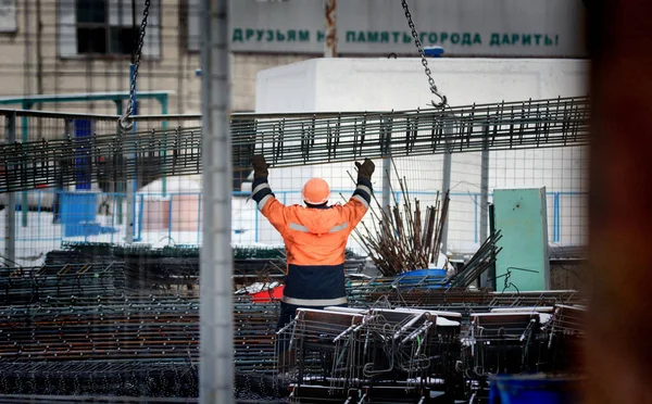 Барнаул Россия Февраля 2018 Builder Mounts Metal Structure — стоковое фото