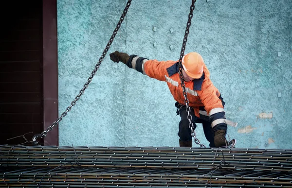 Barnaul Rusya Federasyonu Şubat 2018 Builder Bir Metal Yapı Bağlar — Stok fotoğraf