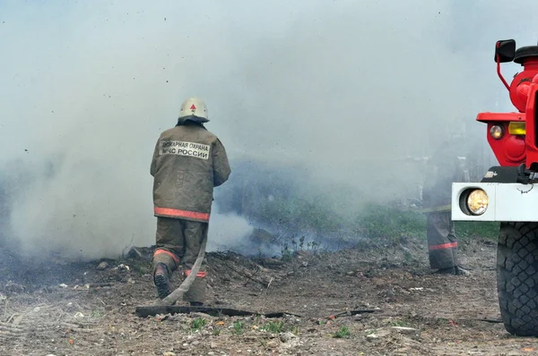 Firefighters Extinguish Fire — Stock Photo, Image