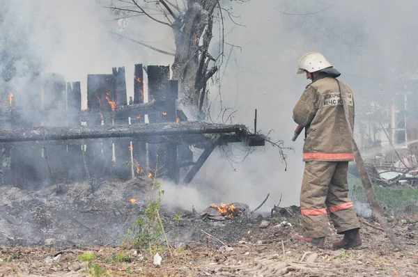 Bomberos Apagan Fuego — Foto de Stock