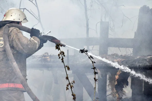 Bomberos Apagan Fuego — Foto de Stock