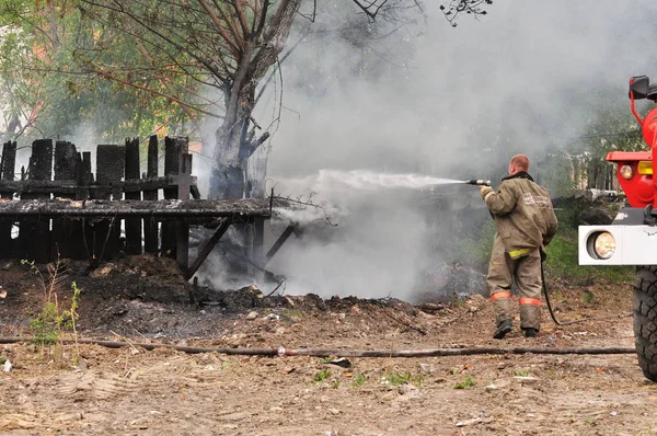 Bomberos Apagan Fuego — Foto de Stock