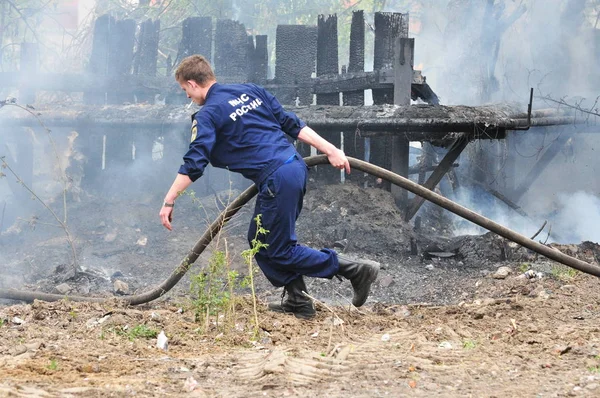 Bomberos Apagan Fuego — Foto de Stock