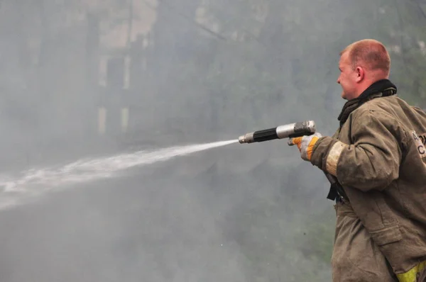 Bomberos Apagan Fuego —  Fotos de Stock