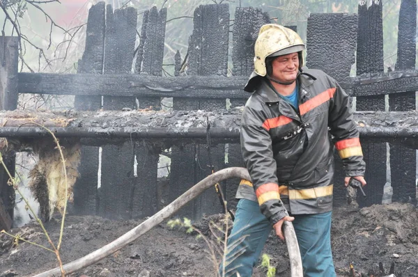 Bomberos Apagan Fuego — Foto de Stock