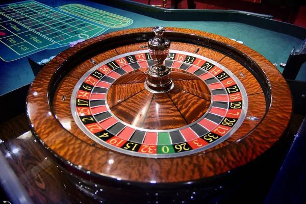 玩轮盘赌与筹码在赌场 — 图库照片