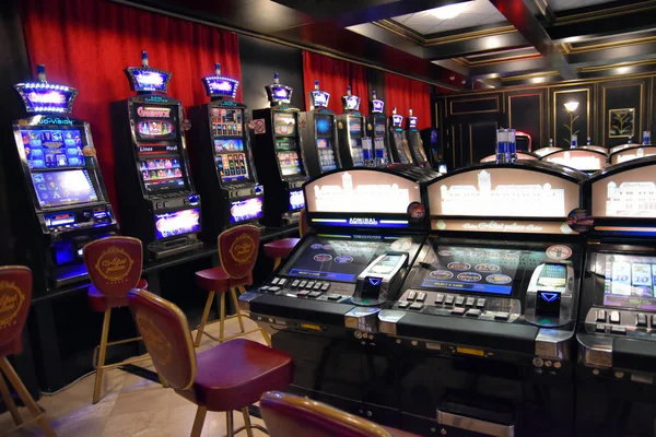 Glühender Casino Spielautomat — Stockfoto