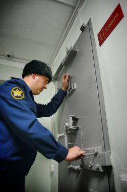 Biysk, Rusya Federasyonu-Aralık 14, 2017. Nöbetçi hapishane hücresine görünüyor