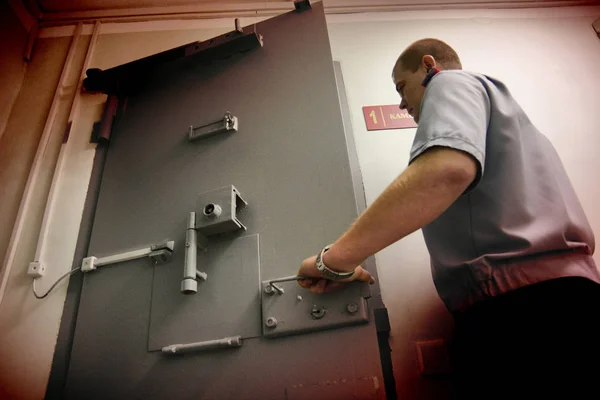 Biysk, Rusya Federasyonu-Aralık 14, 2017. Nöbetçi hapishane hücresine görünüyor