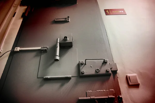 带铁锁的牢房门 — 图库照片