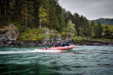 Altay Kray, Rusya-Eylül 15, 2018.Tourist tekne Katun nehirde rafting