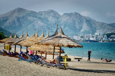 Nha Trang, Vietnam-Ekim 3, 2018.Vacationers şehir sahilde