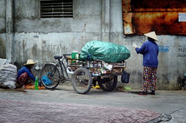 Ho Chi Minh city, Vietnam-Ekim 3, 2018.Vietnamese evsiz insanlar çöp toplamak