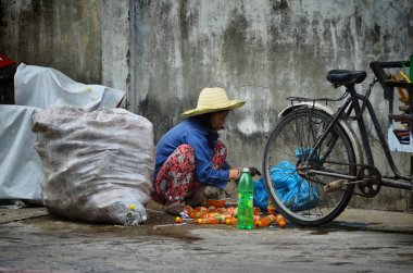 Ho Chi Minh city, Vietnam-Ekim 3, 2018.Vietnamese evsiz insanlar çöp toplamak