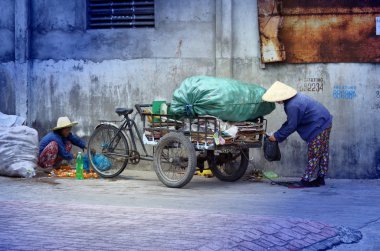 Ho Chi Minh city, Vietnam-Ekim 3, 2018.Vietnamese evsiz insanlar çöp toplamak