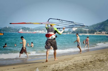 Nha Trang, Vietnam-Ekim 3, 2018.Vacationers şehir sahilde