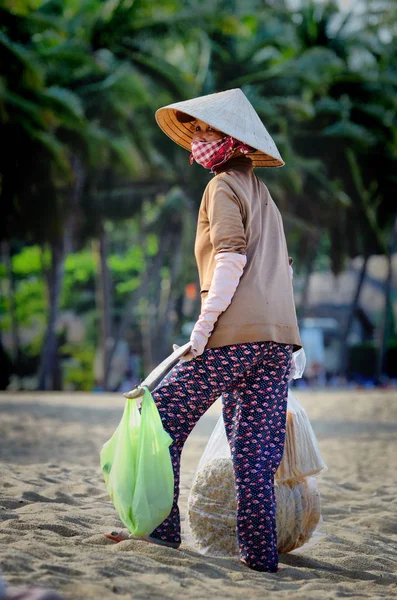 Ho Chi Minh city, Vietnam-Ekim 3, 2018.Food tüccarlar satmak ürünler sokaklarda