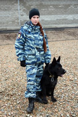 Barnaul, Rusya Federasyonu-Ekim 20, 2017.Russian polis köpeği işleyicileri tren hizmet köpekler
