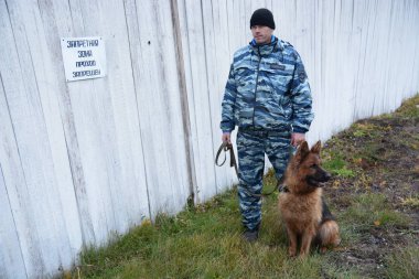 Barnaul, Rusya Federasyonu-Ekim 20, 2017.Russian polis köpeği işleyicileri tren hizmet köpekler