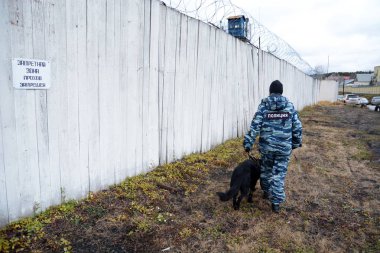 Barnaul, Rusya Federasyonu-Ekim 20, 2017.Russian polis köpeği işleyicileri tren hizmet köpekler