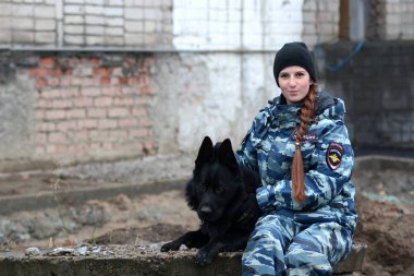 Barnaul, Rusya Federasyonu-Ekim 20, 2017.Russian polis köpeği işleyicileri tren hizmet köpekler