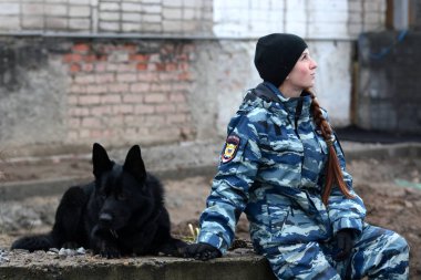 Barnaul, Rusya Federasyonu-Ekim 20, 2017.Russian polis köpeği işleyicileri tren hizmet köpekler