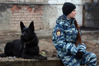 Barnaul, Rusya Federasyonu-Ekim 20, 2017.Russian polis köpeği işleyicileri tren hizmet köpekler