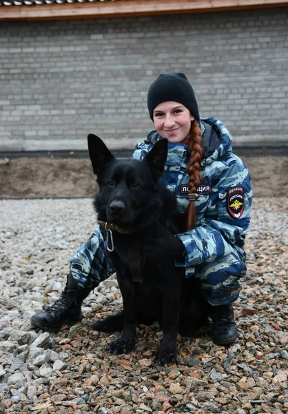 Barnaul, Rusya Federasyonu-Ekim 20, 2017.Russian polis köpeği işleyicileri tren hizmet köpekler