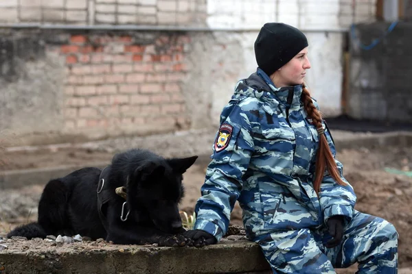 Barnaul, Rusya Federasyonu-Ekim 20, 2017.Russian polis köpeği işleyicileri tren hizmet köpekler