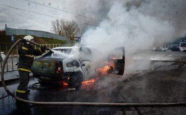 Barnaul, Rusya Federasyonu-Ekim 12, 2018. İtfaiyeciler yanan bir arabadan söndürmek