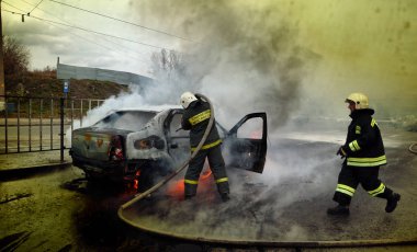 Barnaul, Rusya Federasyonu-Ekim 12, 2018. İtfaiyeciler yanan bir arabadan söndürmek